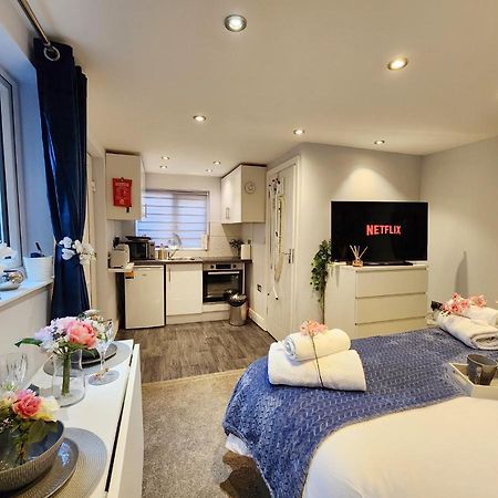Studio Apartment The Den Colnbrook Ngoại thất bức ảnh