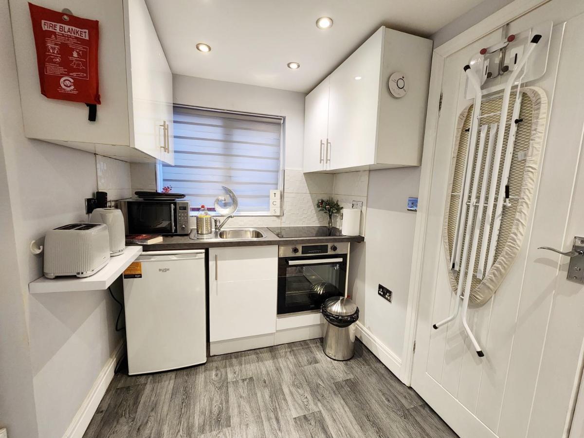 Studio Apartment The Den Colnbrook Ngoại thất bức ảnh