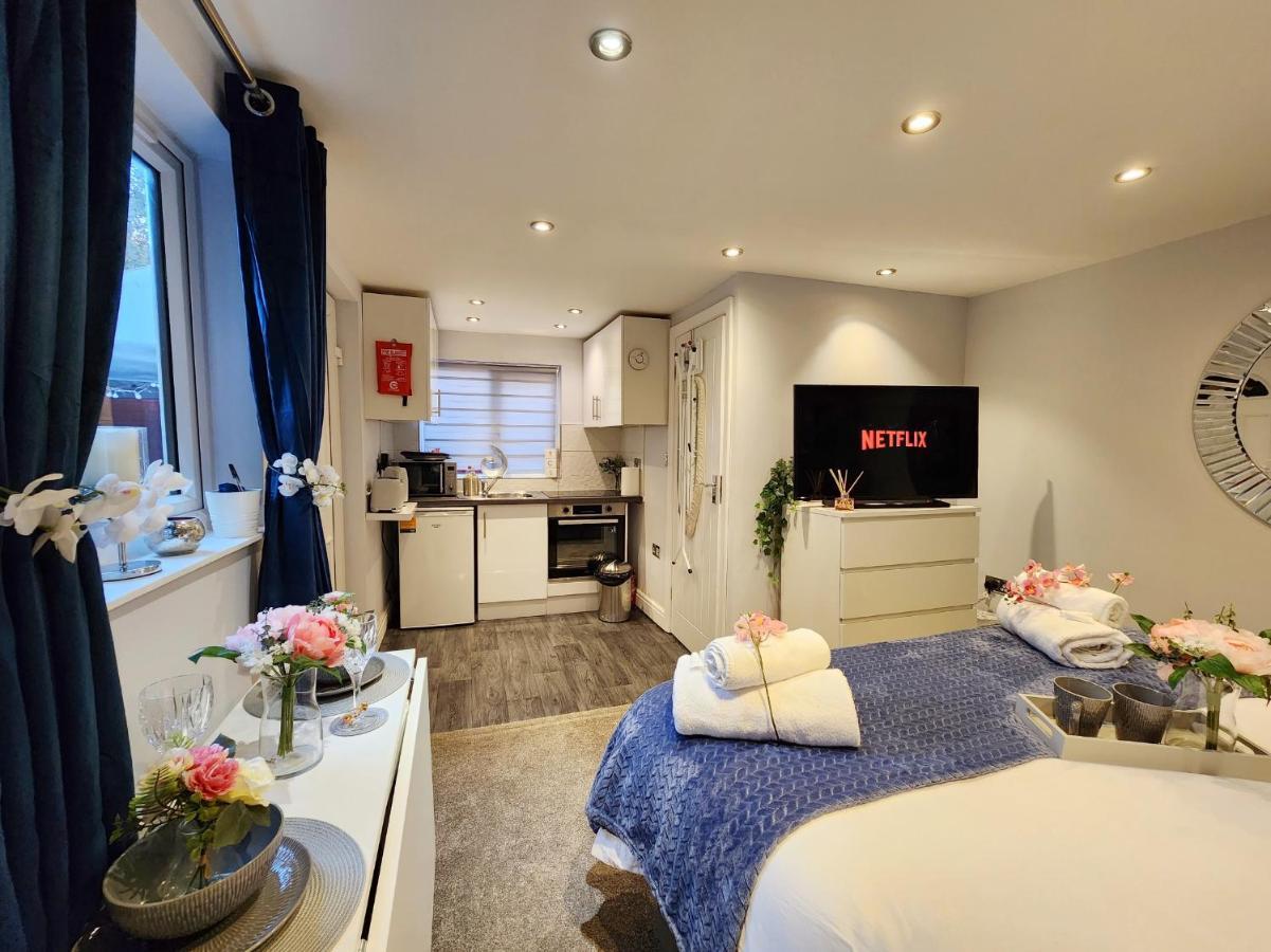 Studio Apartment The Den Colnbrook Ngoại thất bức ảnh